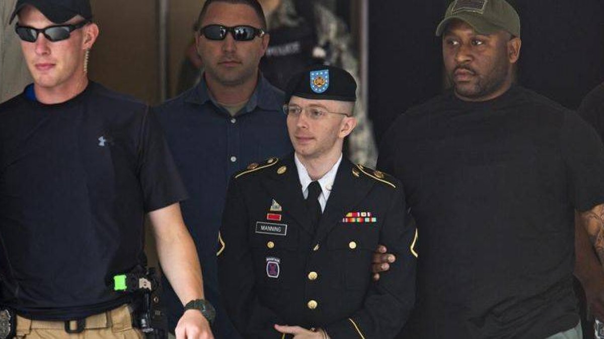 Fotografía de archivo tomada el 30 de julio de 2013 del soldado estadounidense Bradley Manning, que fue sentenciado hoy 21 de agosto de 2013 en una corte militar a 35 años de prisión y expulsado del Ejército con deshonor por la filtración de más de 700.00