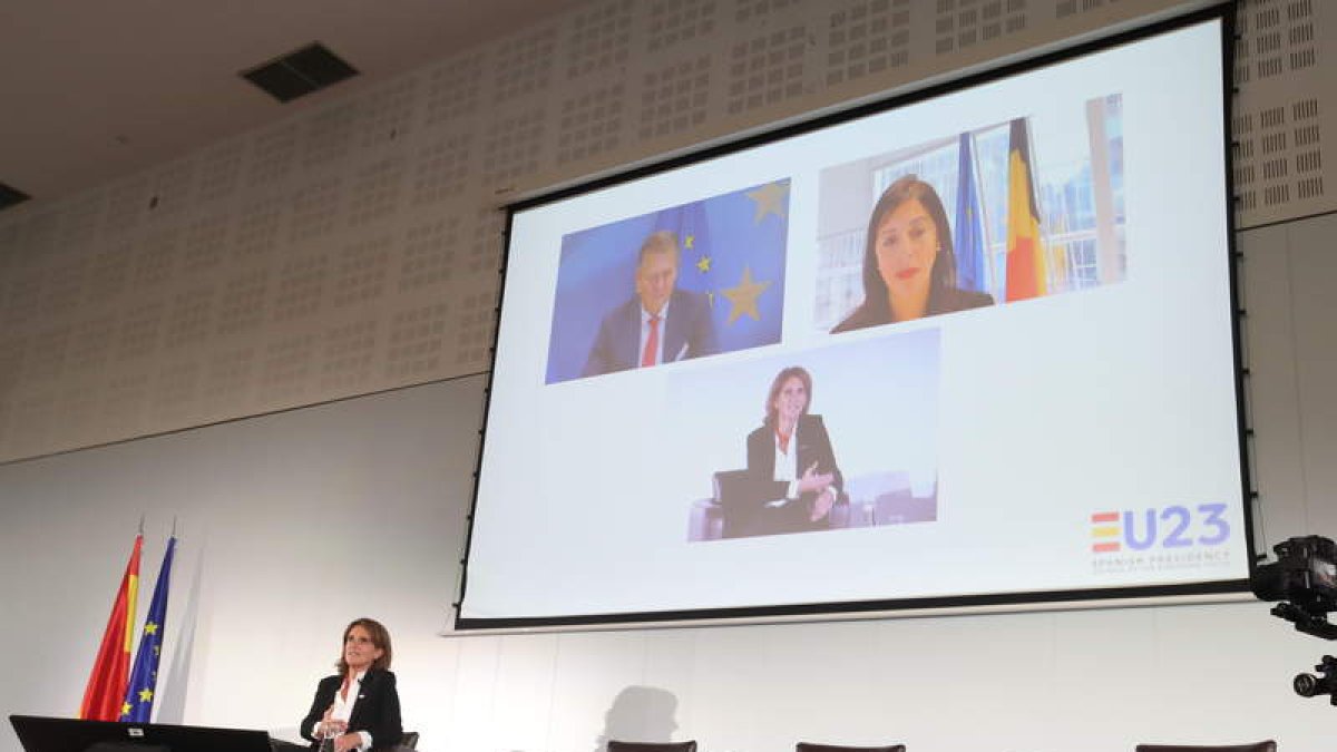 La vicepresidencia Teresa Ribera, en su intervención con los representantes de la UE. ANA F. BARREDO