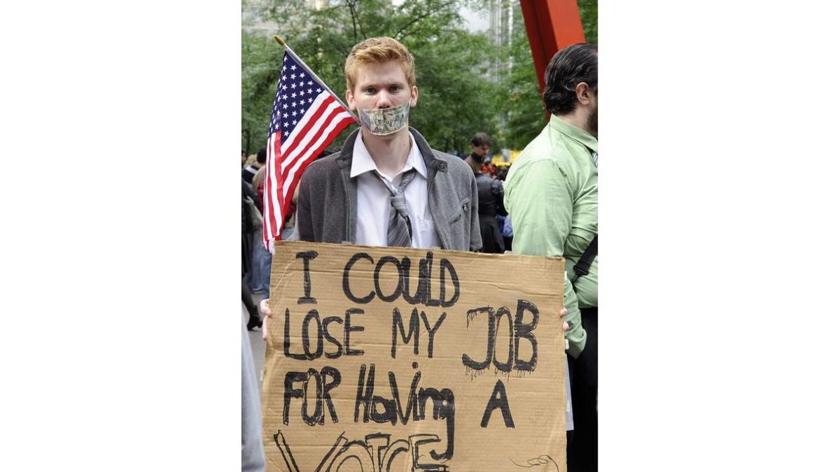 «Podría perder mi empleo por tener una voz», dice el cartel.
