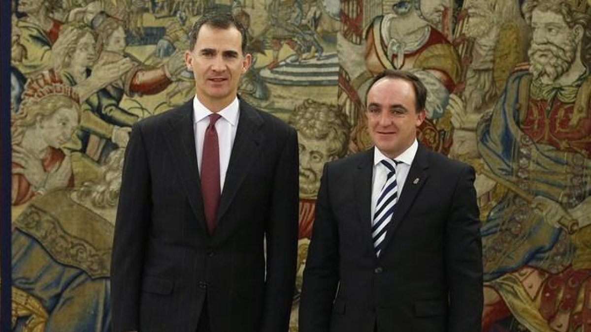 El Rey recibe en el palacio de la Zarzuela al portavoz de UPN, Javier Esparza, este martes.