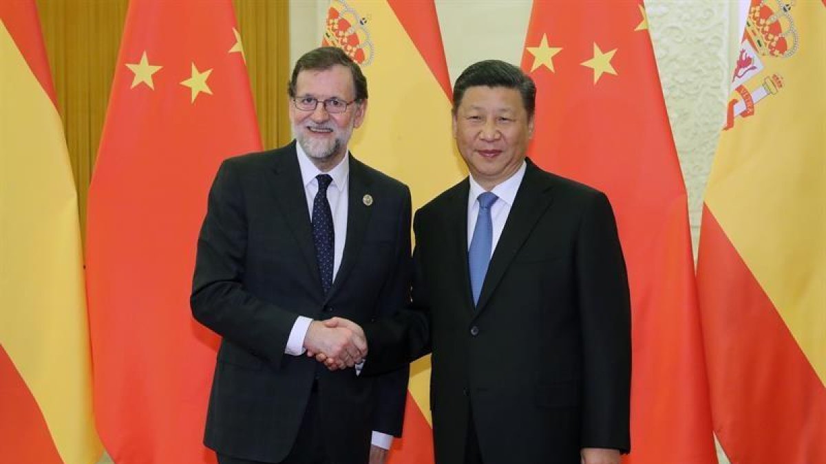 El presidente del Gobierno español, Mariano Rajoy (i), saluda al presidente de China, Xi Jinping (d), al inicio del encuentro bilateral que han mantenido hoy en el Gran Palacio del Pueblo, en el tercer viaje oficial del jefe del Ejecutivo español a China.