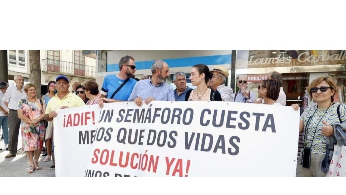 Padres y tíos de Marco Fernández estuvieron en la concentración de ayer ante la Subdelegación del Gobierno en Lugo. SEBAS SENANDE | EL PROGRESO
