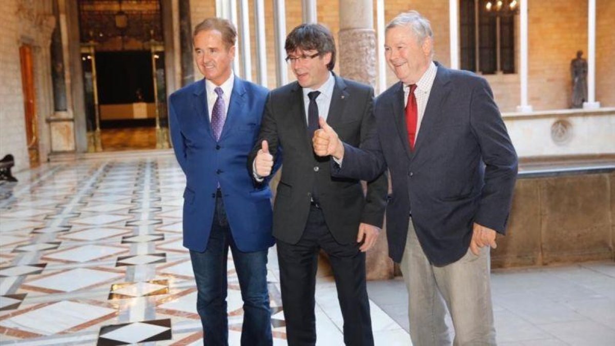 El 'president' Carles Puigdemont recibe a los congresistas de EEUU Dana Rohrabacher y Brian Higgins, en el Palau de la Generalitat.