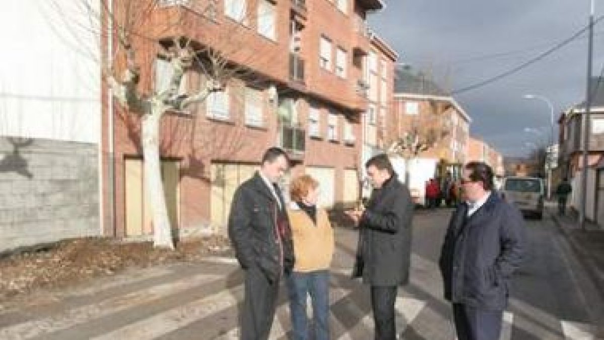 El alcalde visitó ayer la zona de las obras del barrio de La Placa.