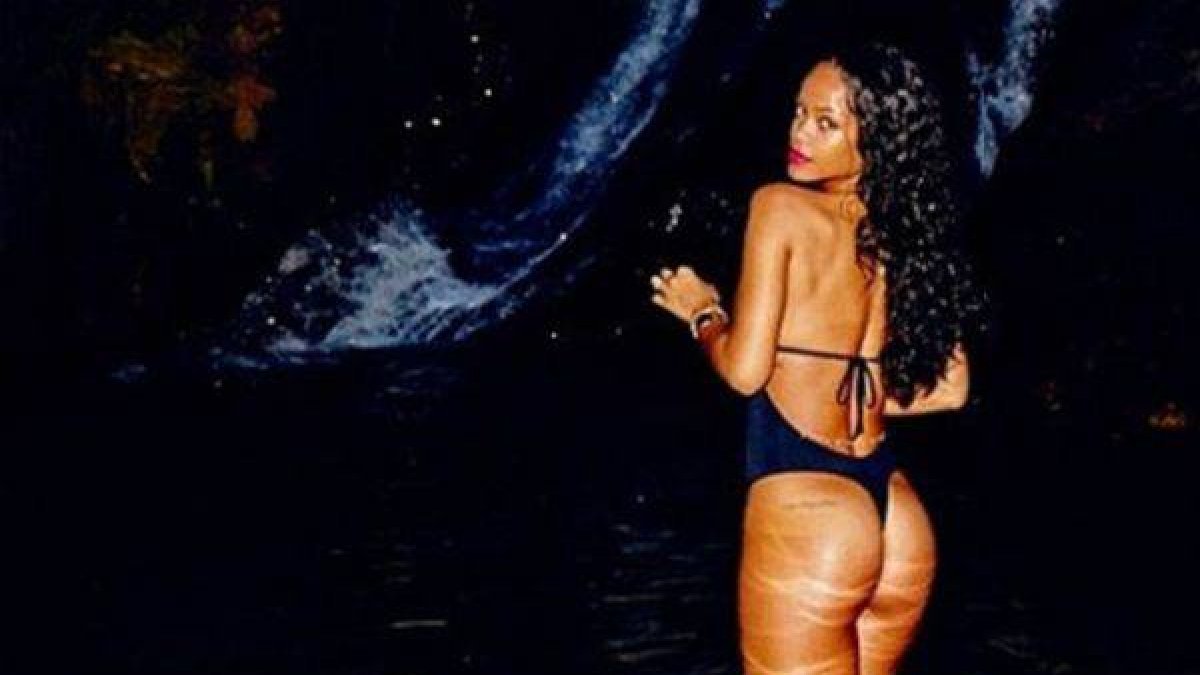 Rihanna posa con su bañador azul en una cascada brasileña.