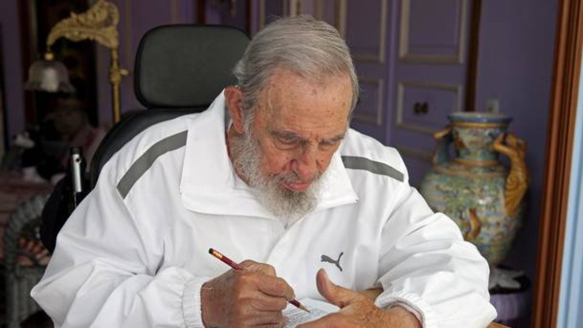 Fidel Castro prepara su voto para las elecciones municipales en su casa de La Habana.