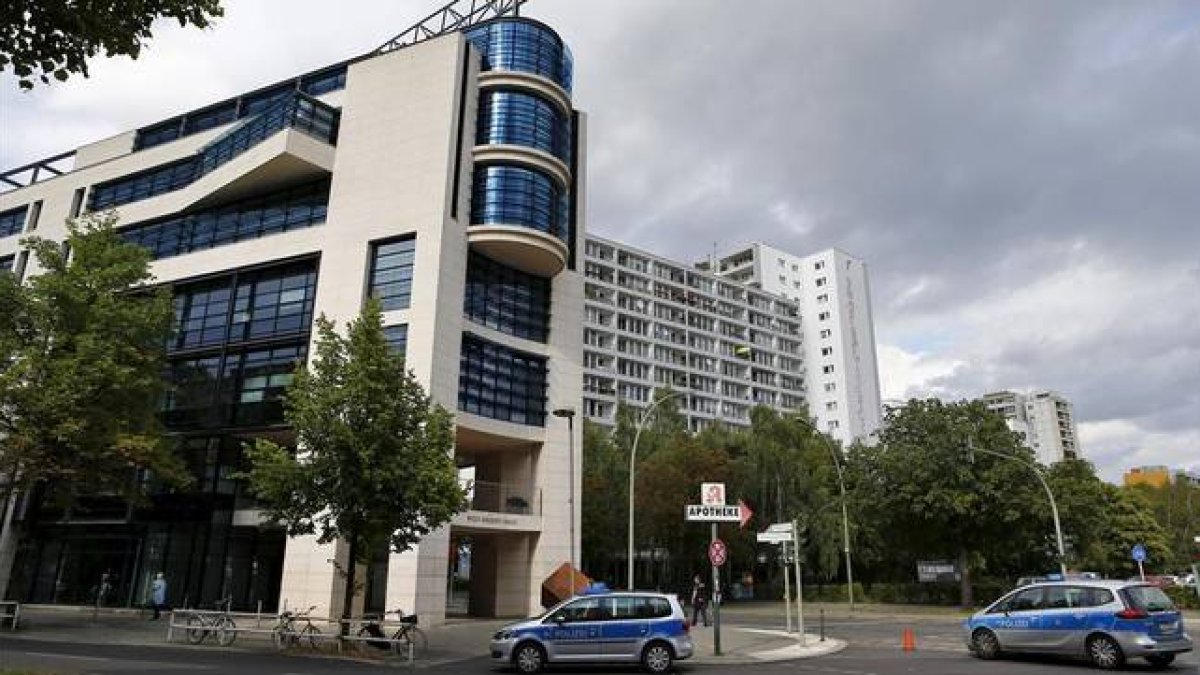 Dos coches de policía, aparcados ante el edificio del SPD, tras la evacuación.