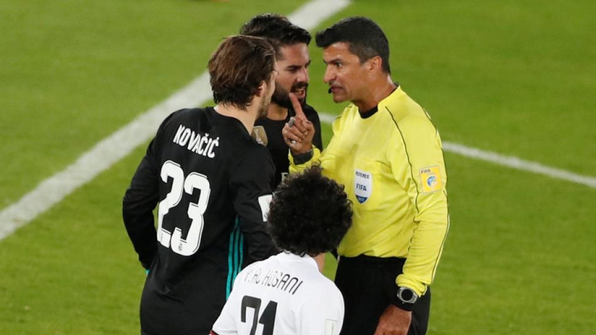 El árbitro brasileño  Sandro Ricci hablando con jugadores del Madrid