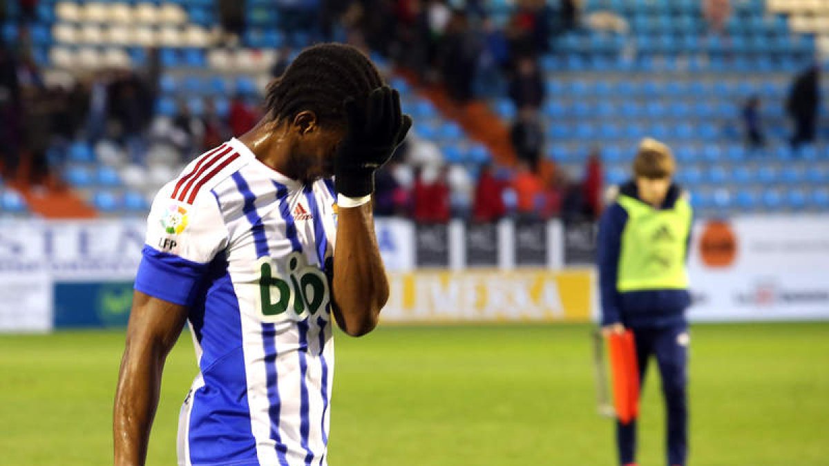 El jugador de la Ponferradina Jebor se va del campo con gesto de tristeza tras la derrota frente al Mallorca.