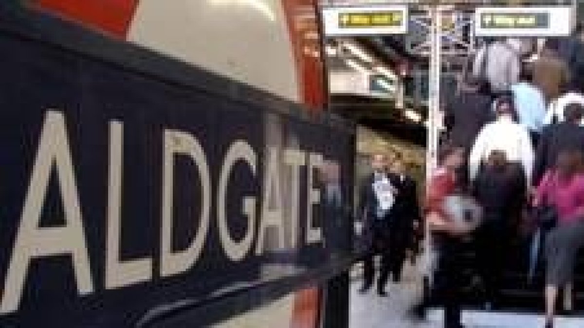 Varios viajeros salen de un vagón en la estación de Aldgate