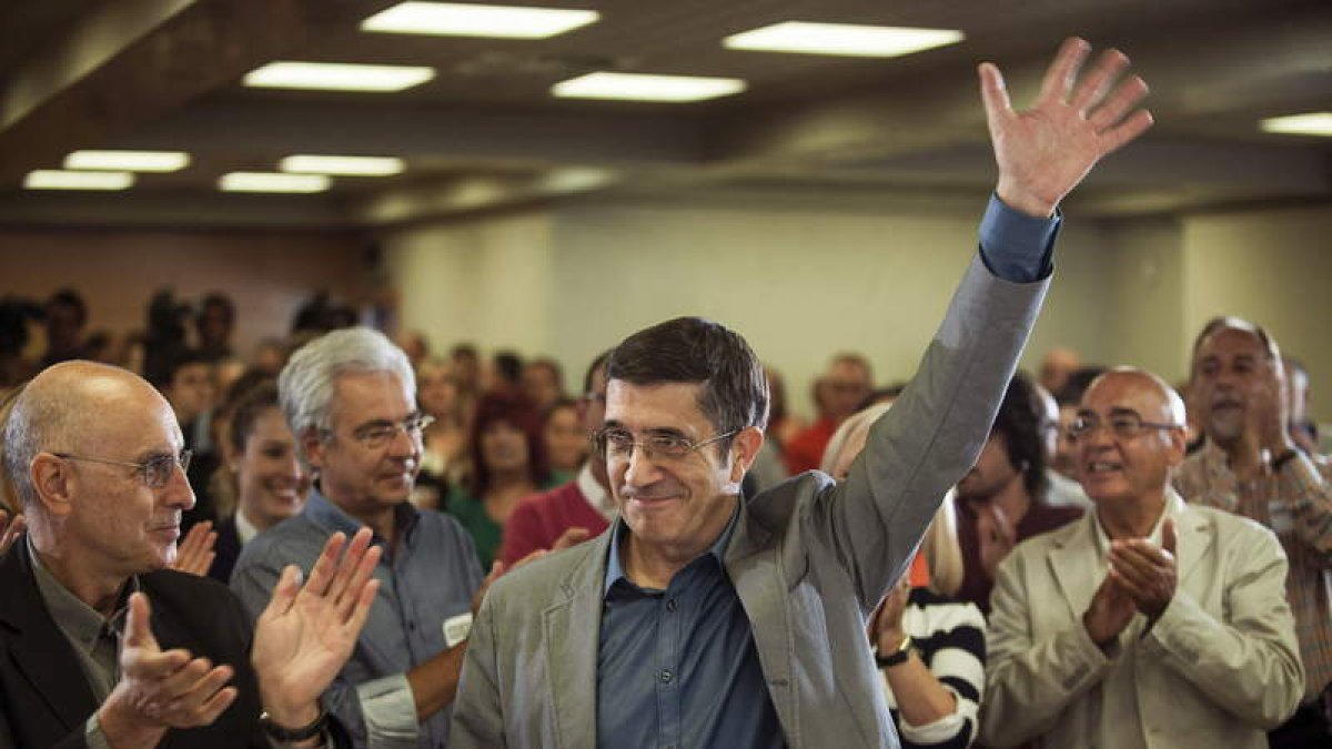Patxi López saluda tras haber sido proclamado ayer candidato socialista a lendakari.