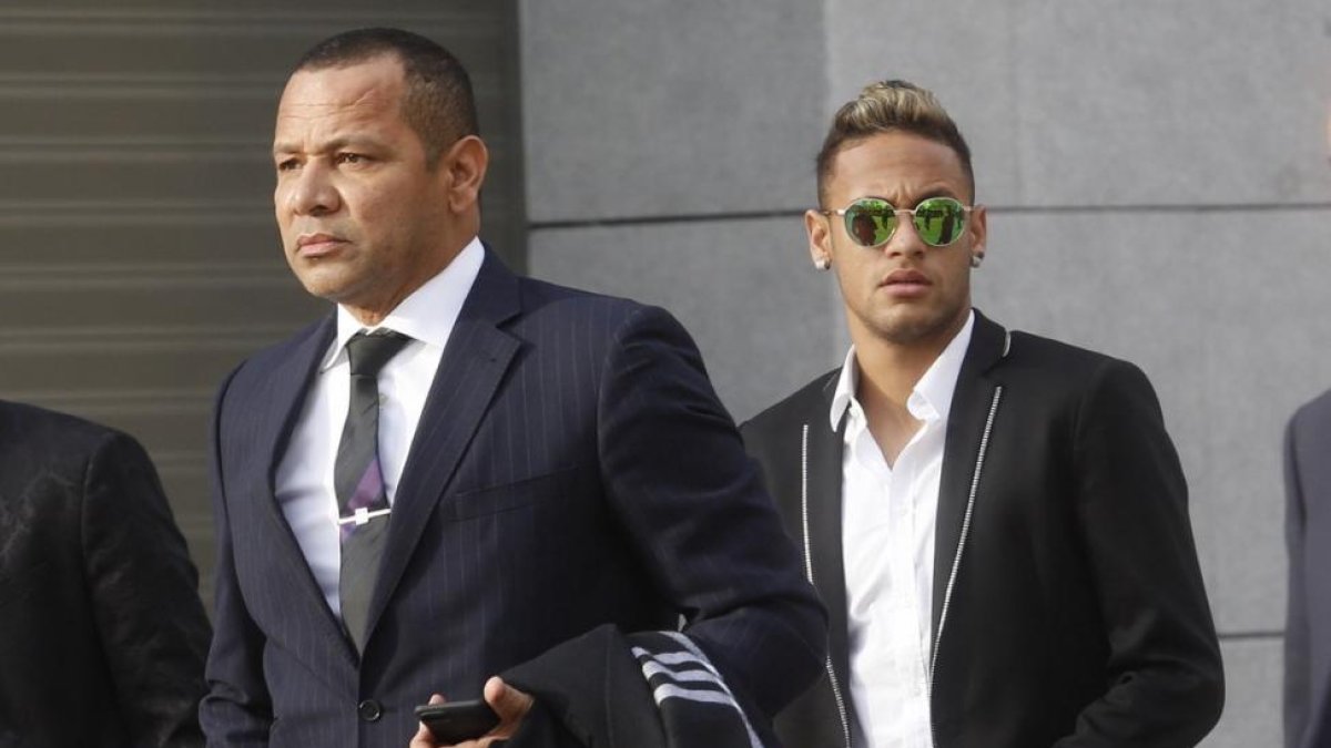 Neymar y su padre, en febrero del 2016, a su llegada a la Audiencia Nacional.