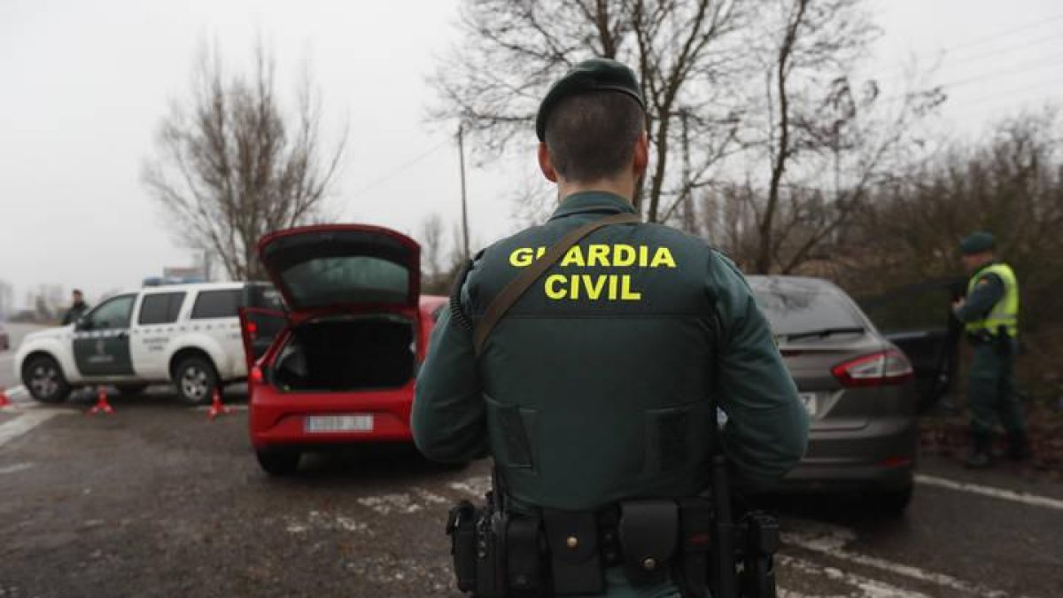 Un agente de la Guardia Civil, durante un operativo