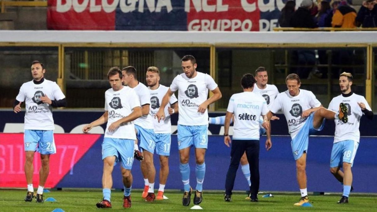 Jugadores del Lazio calientan con una camiseta que reza No al antisemitismo.