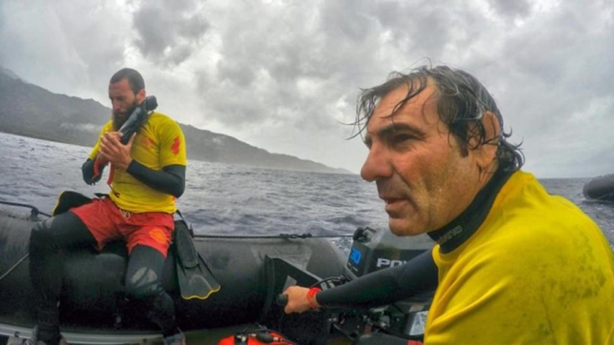 Òscar Camps, en primer plano, en la zona de las islas griegas.