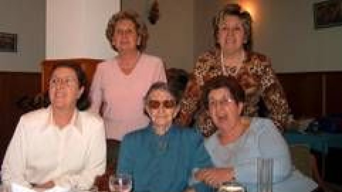 La centenaria, Nieves Blanco, rodeada de amigas y familiares durante el banquete en su honor