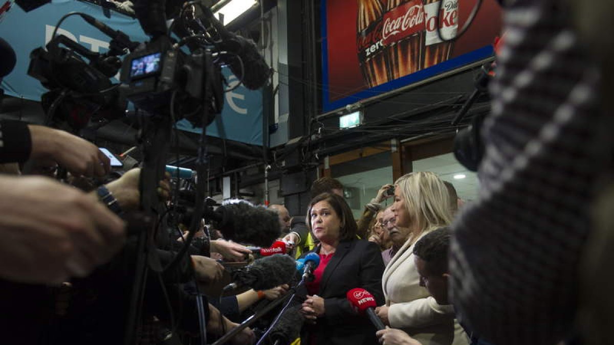 Mary Lou McDonald, presidenta del Sinn Fein, habla con los medios tras el recuento.