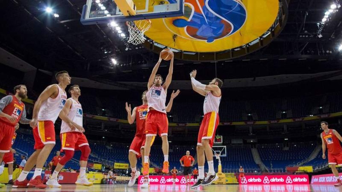 España realizó ayer su último entrenamiento, hoy toca partido.