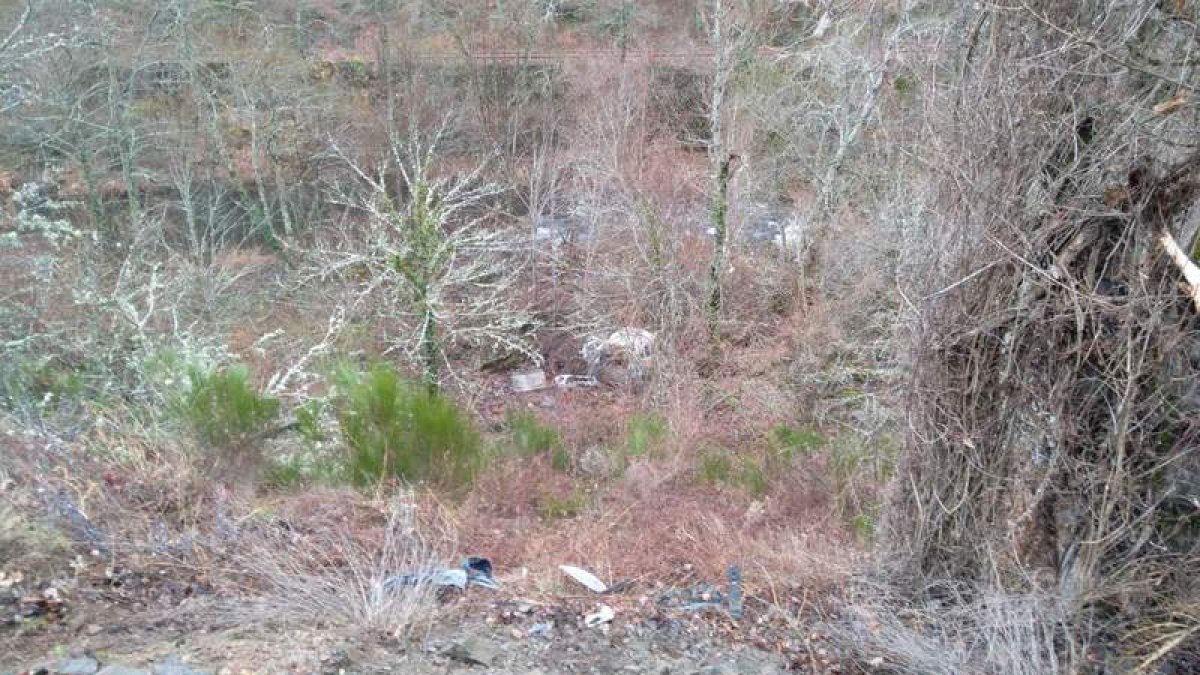 Al fondo del terraplén de 30 metros quedó la furgoneta. DL