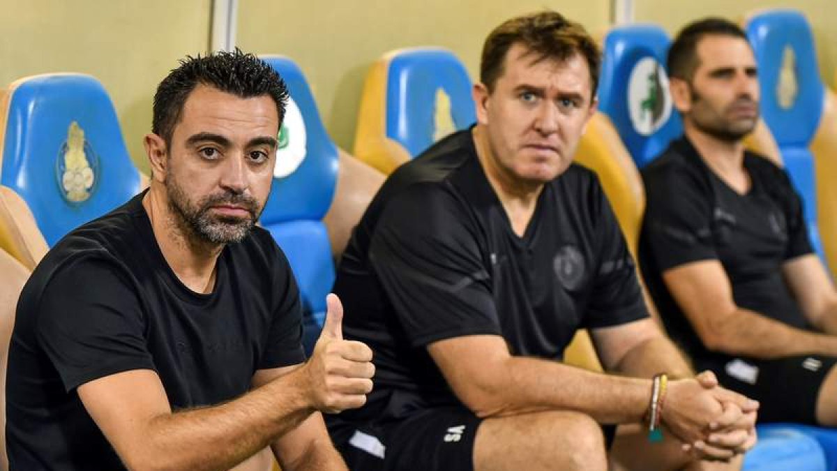 Xavi Hernández, con el pulgar hacia arriba, apunta a ser hoy nuevo entrenador del Barcelona. HEKKAYIL