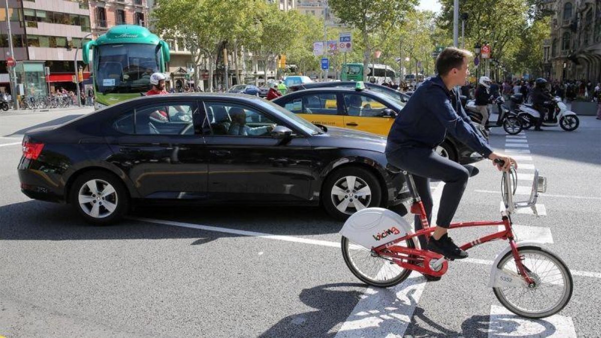 Un Uber y un  taxi este miércoles en Barcelona