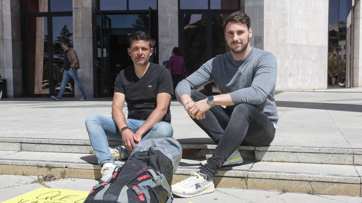 El secretario de Políticas LGTBI de PSOE, Víctor Gutiérrez, visita al ganadero acampado frente al edificio de la Junta de Castilla y León, Baldomero López. CAMPILLO