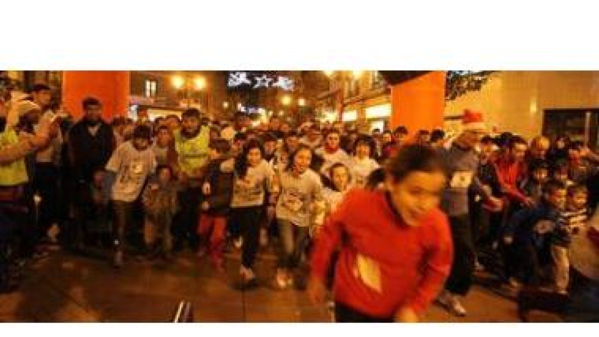La prueba ponferradina congregó a más de un millar de corredores en el centro de la ciudad.