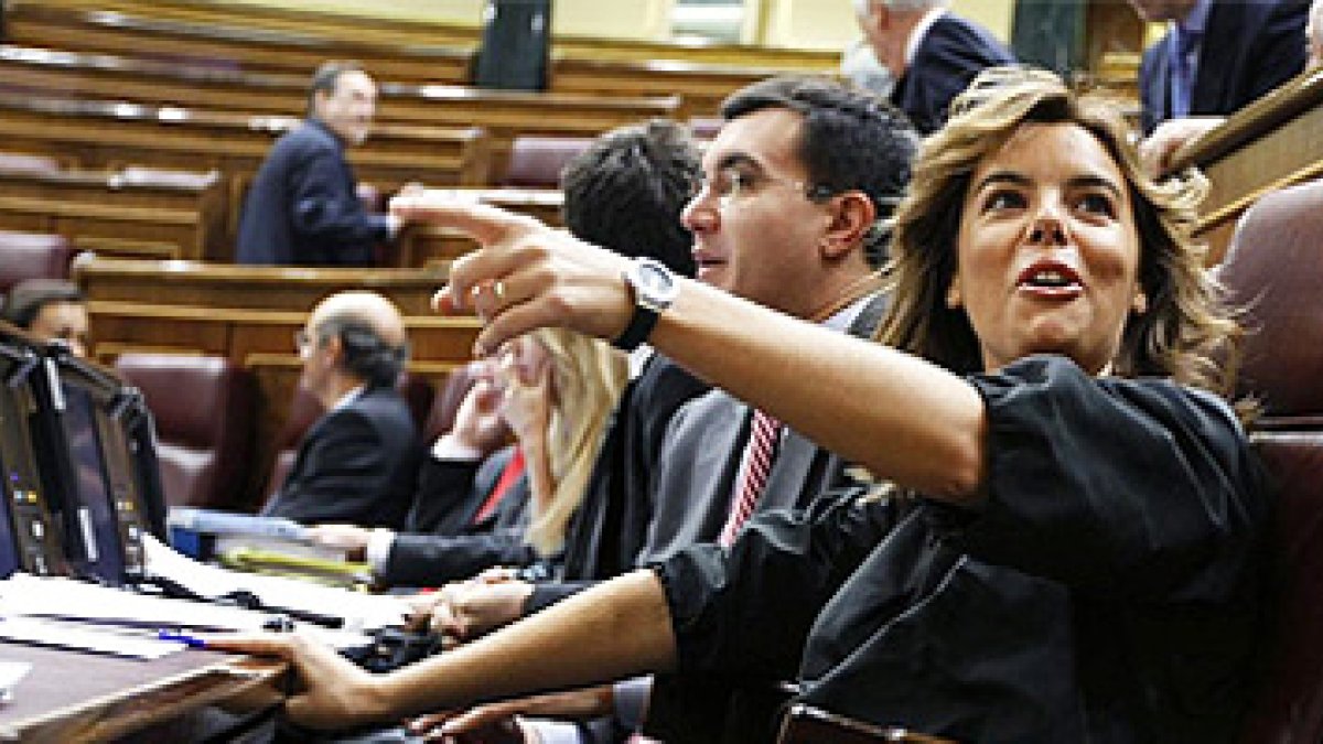 La portavoz del grupo del PP, Soraya Sáenz de Santamaría, junto al diputado José Luis Ayllón.