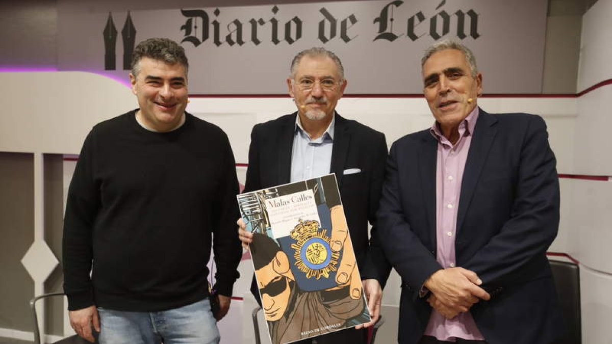 El magistrado asturiano Manuel Estébanez y los policías leoneses Ricardo Magaz y Alejandro Gallo. RAMIRO