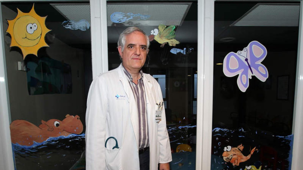 Santiago Lapeña, jefe del Servicio de Pediatría del Caule en una foto de archivo. SECUNDINO PÉREZ