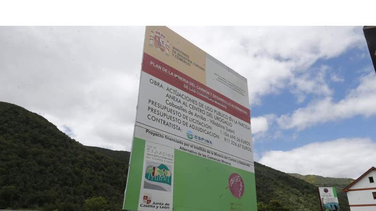 Cartel con los detalles de las obras del Voladero del Urogallo. RAMIRO