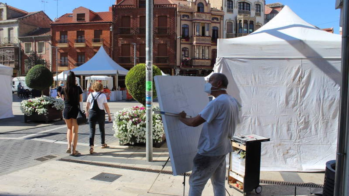 Artista retratando la fachada de la casa consistorial. J.G. CASTRILLEJO