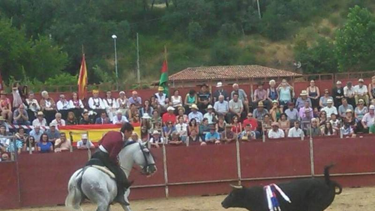 El rejoneador Mario Pérez Langa lució el mejor toreo de la tarde con el cuarto y cortó un apéndice, al igual que Javier Herrero (izquierda). PLANILLO