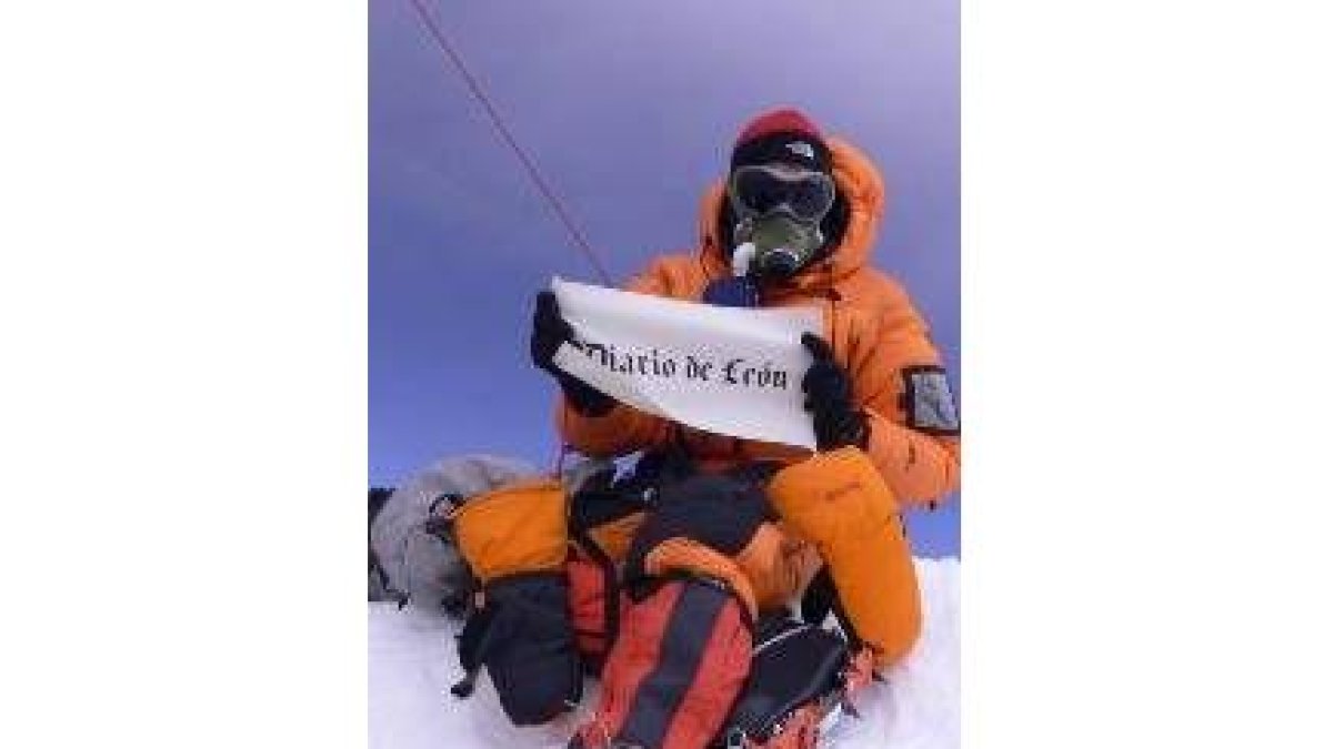 Jesús Calleja posa para la historia en la cima del mundo, el Everest