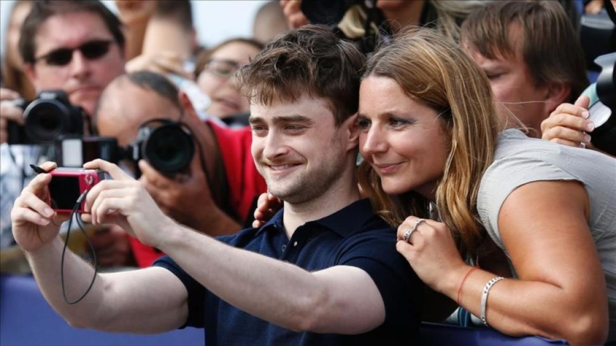 El actor Daniel Radcliffe, el pasado día 10 en el festival de Deauville, con una fan.