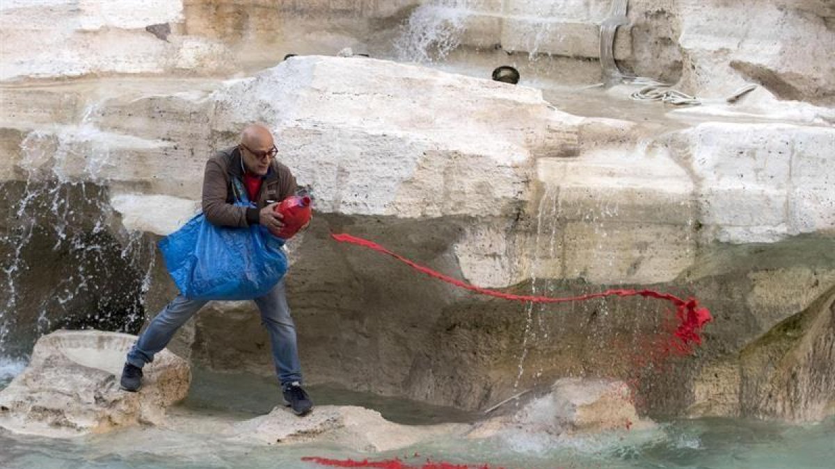 Graziano Cecchini vierte pintura roja en la Fontana di Trevi en Roma, Italia, hoy, 26 de octubre de 2017.