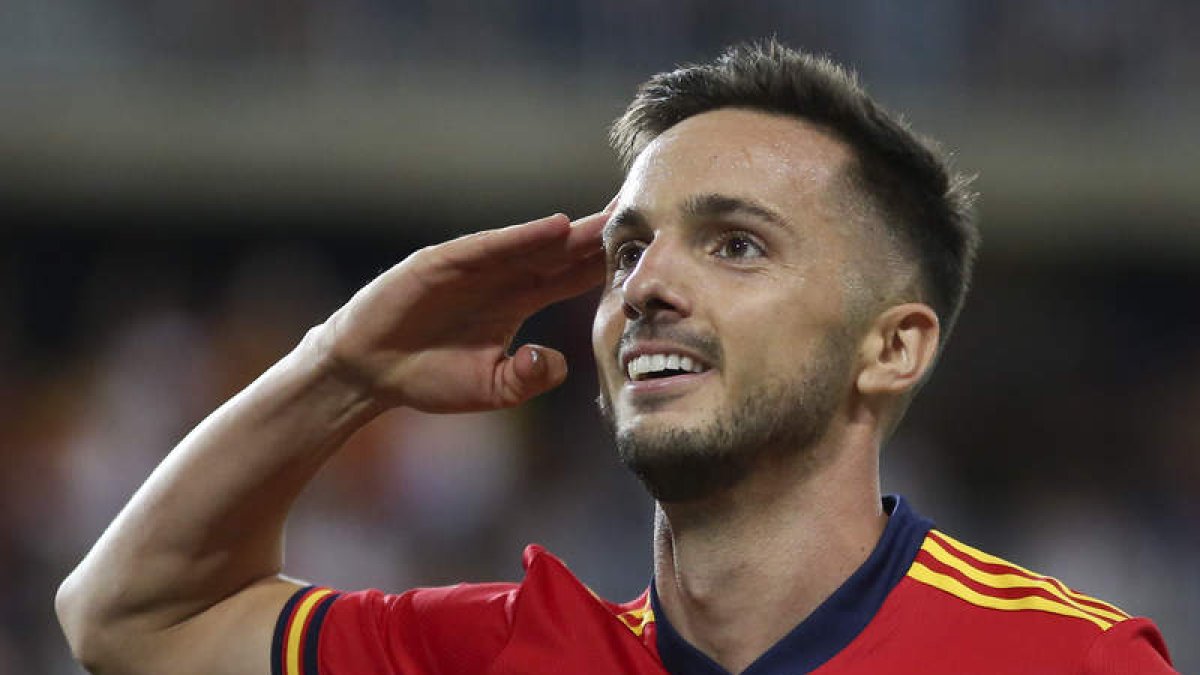 El delantero de la selección española Pablo Sarabia celebra con su típico saludo el segundo gol marcado ante los checos. DANIEL PÉREZ