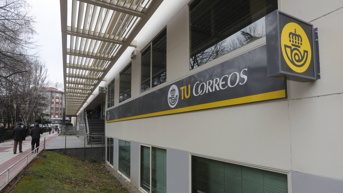 La sede central de Correos de León ciudad será una de las que amplíen su horario. JESÚS F. SALVADORES