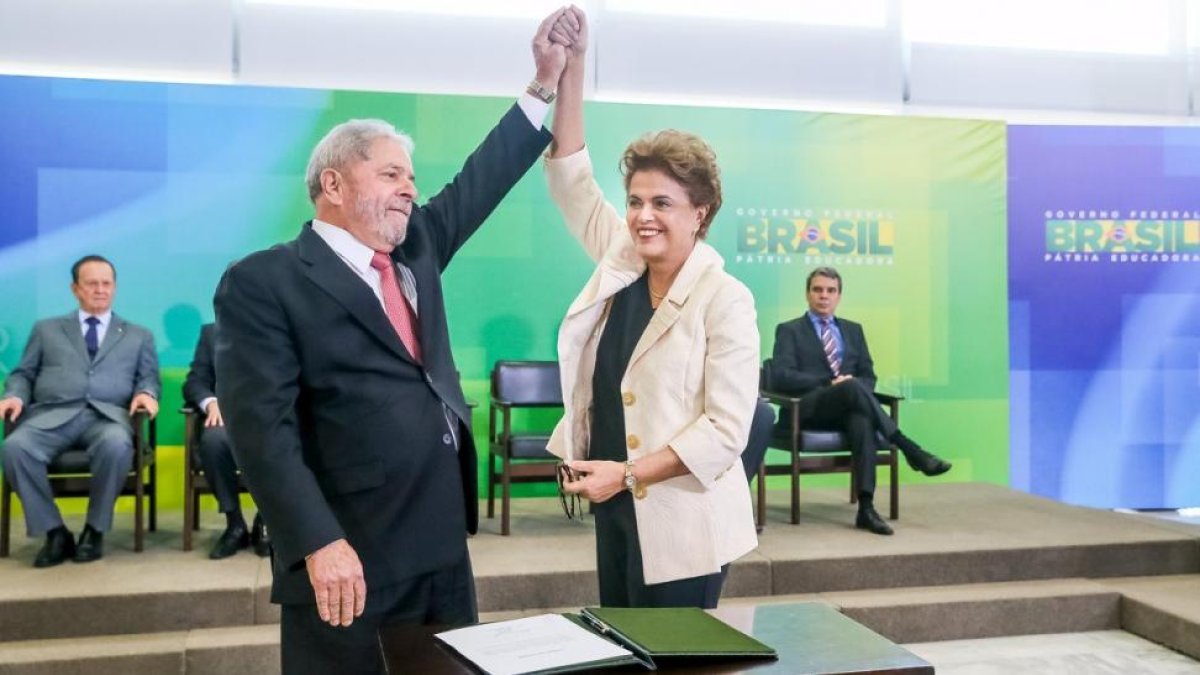 Rousseff y Lula durante el nombramiento de este último como ministro.