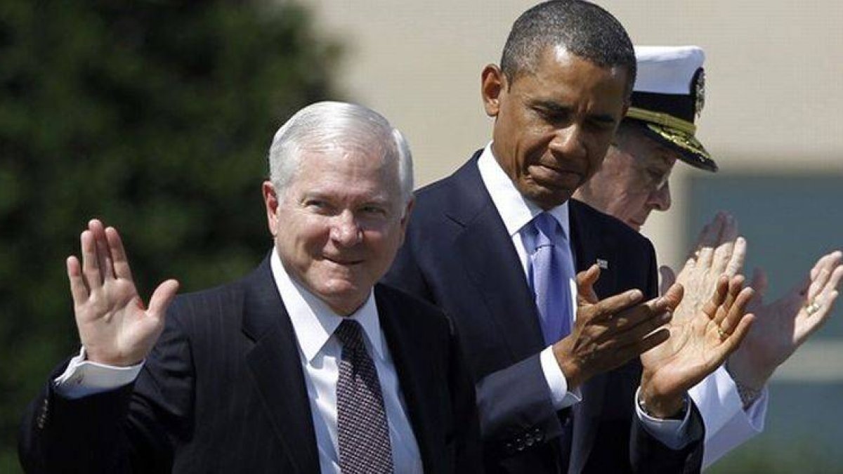 Barack Obama aplaude a Robert Gates en la ceremonia de despedida de este como secretario de Defensa, en junio del 2011.