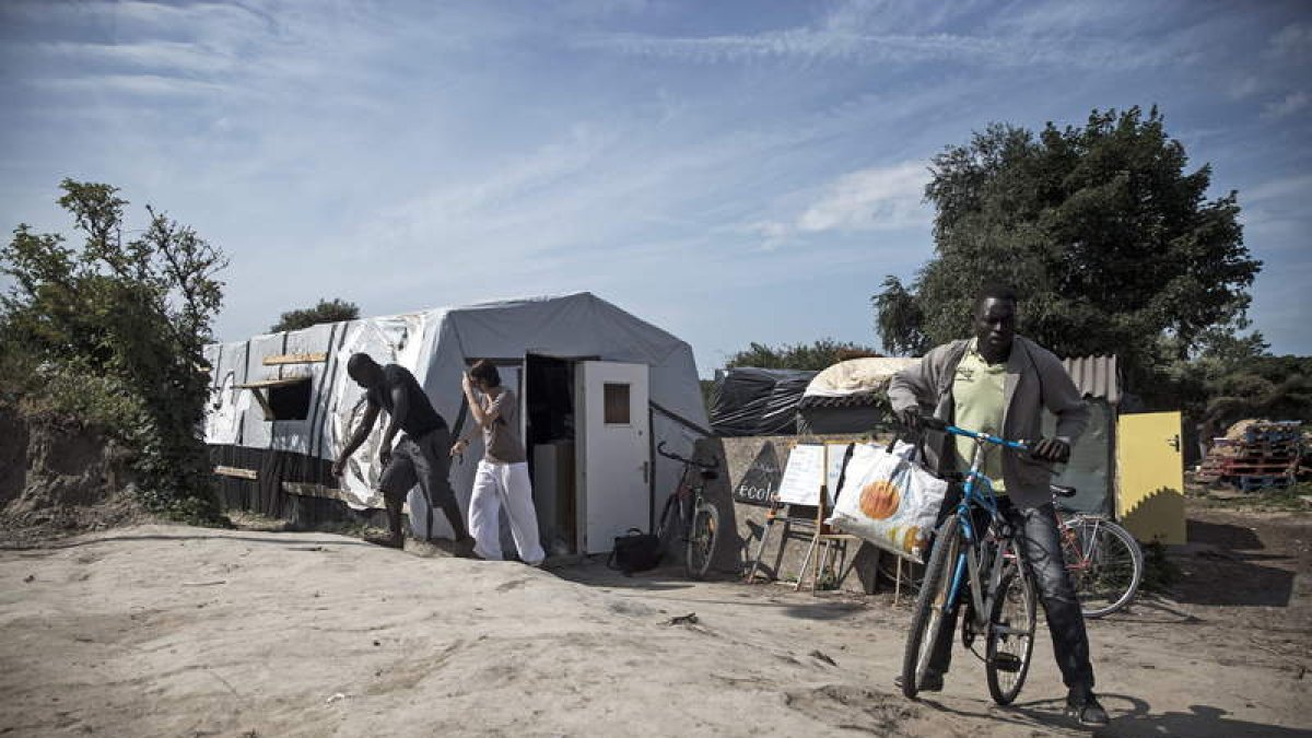 Varios inmigrantes, en el campamento La Jungla, en las afueras de Calais.