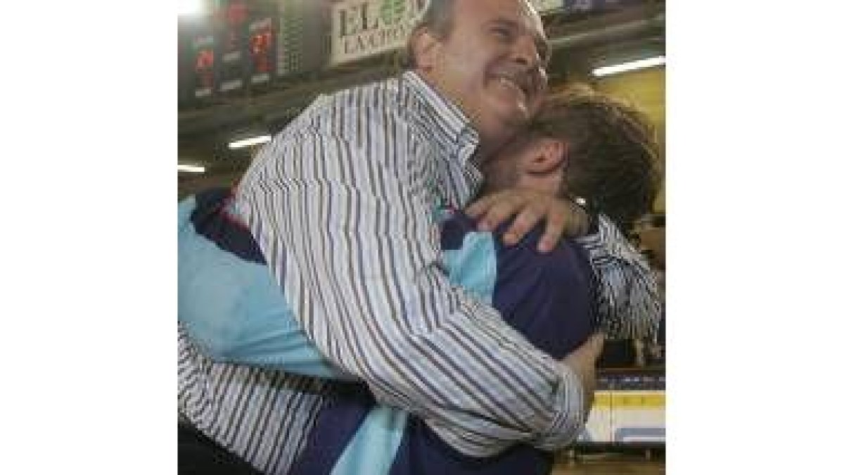 Kasper abraza a Zupo en el Palacio tras conseguir el título de liga
