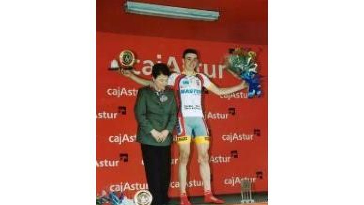 El ciclista, junto a la viuda del Tarangu, en el podium