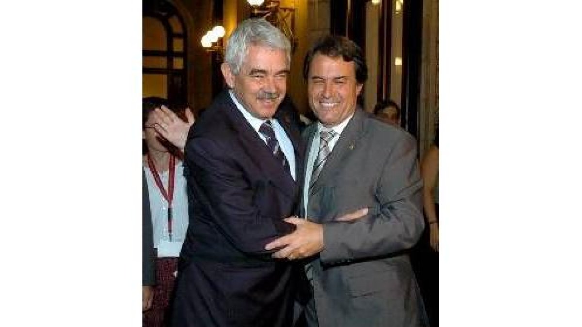 Pasqual Maragall y Artur Mas se abrazan tras alcanzar ayer un acuerdo