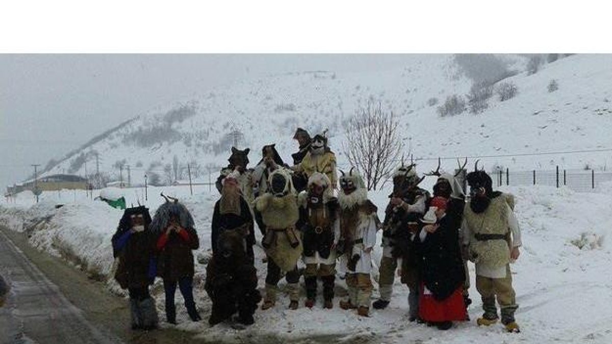 Vecinos de Riaño y Boca de Huérgano celebran el ancestral Antruido en la carretera de Boca aún cubierta de nieve