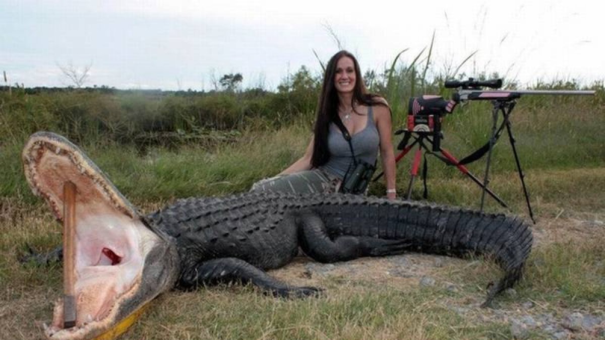 La cazadora y presentadors de National Geopraphic tras cazar un cocodrilo salvaje.