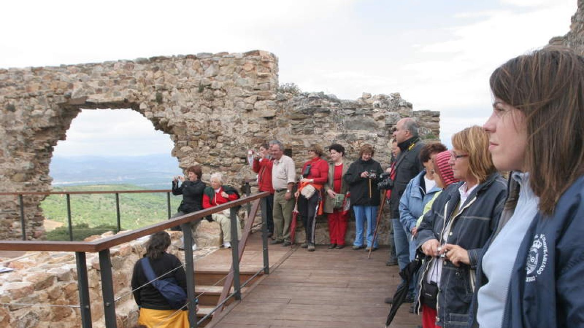 El Castillo de Cornatel contará con guía a partir de Semana Santa y durante el verano. ANA F. BARREDO