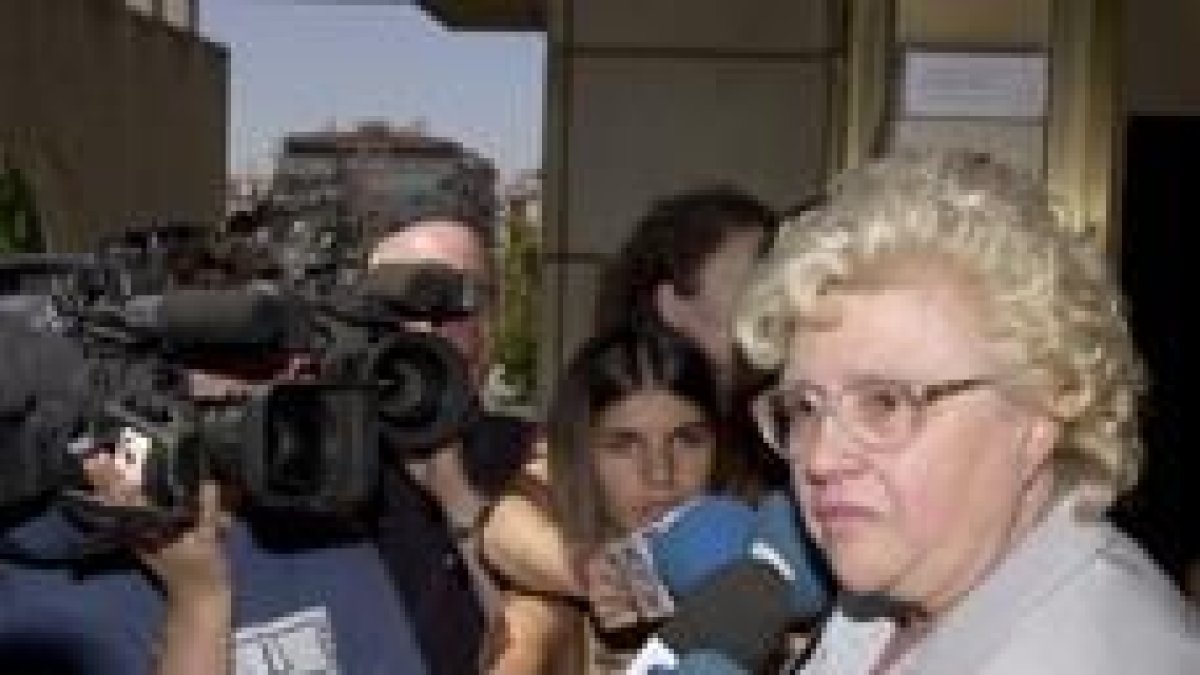La viuda de Luis Carandell atendió a los periodistas en el tanatorio de la M-30