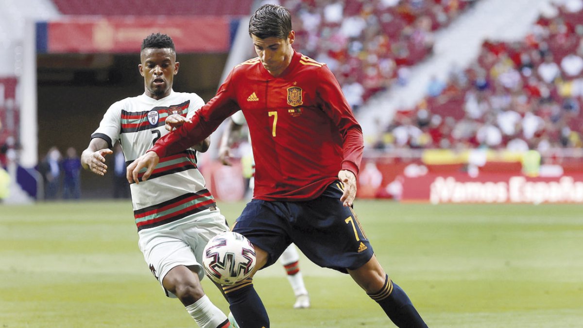 El delantero de la selección
española Álvaro Morata juega
un balón ante Nélson Semedo,
de Portugal, durante el
amistoso del viernes. J. MARTÍN