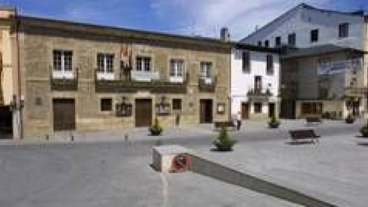 La plaza Mayor de Villafranca del Bierzo, con el edificio de la casa consistorial en primer término